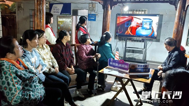 “夜话”现场，社区先通过图片、案例，向居民直观展示近期长港小区安全隐患排查结果。 均为长沙晚报全媒体记者贺文兵摄