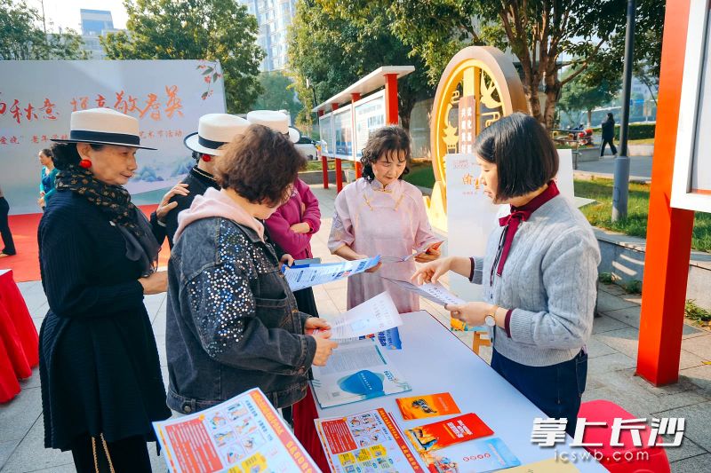 居民们在政策宣传台前聆听反诈、安全生产、垃圾分类、社保医保等知识讲解。 居民们在政策宣传台前聆听反诈、安全生产、垃圾分类、社保医保等知识讲解。