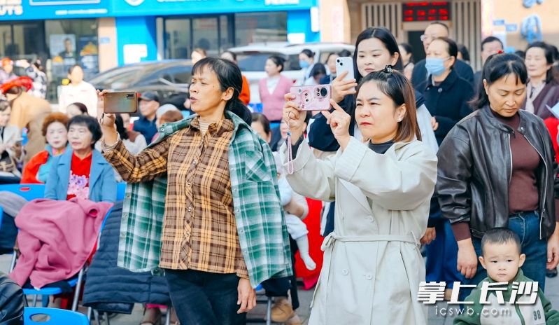 活动丰富多彩,引来居民围观。 活动丰富多彩,引来居民围观。