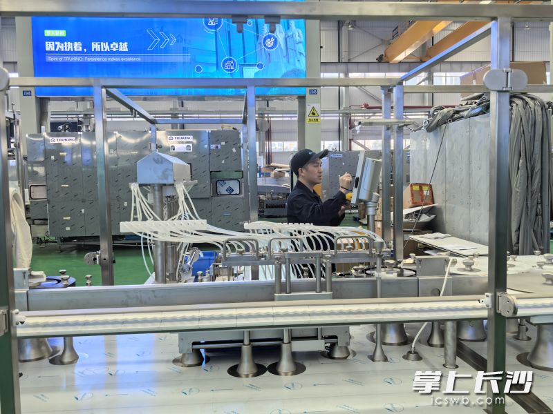 楚天科技的生产车间里,技术人员精细作业。 长沙晚报全媒体记者 张禹 摄 楚天科技的生产车间里,技术人员精细作业。 长沙晚报全媒体记者 张禹 摄