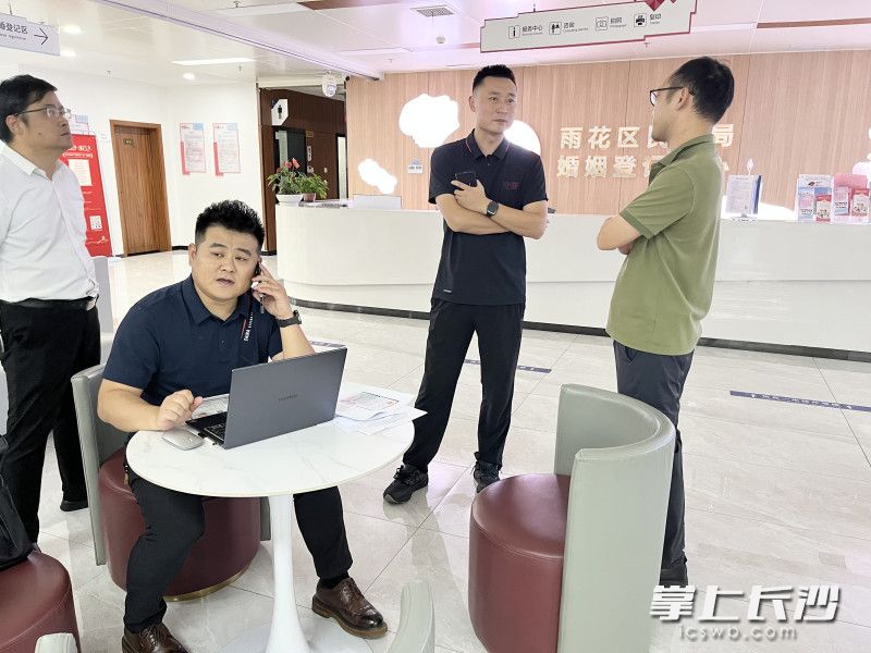 在雨花经开区企业服务中心的帮助下,仅仅半天,国科高新就完成了工商注册。 长沙晚报全媒体记者 周游 摄 在雨花经开区企业服务中心的帮助下,仅仅半天,国科高新就完成了工商注册。 长沙晚报全媒体记者 周游 摄