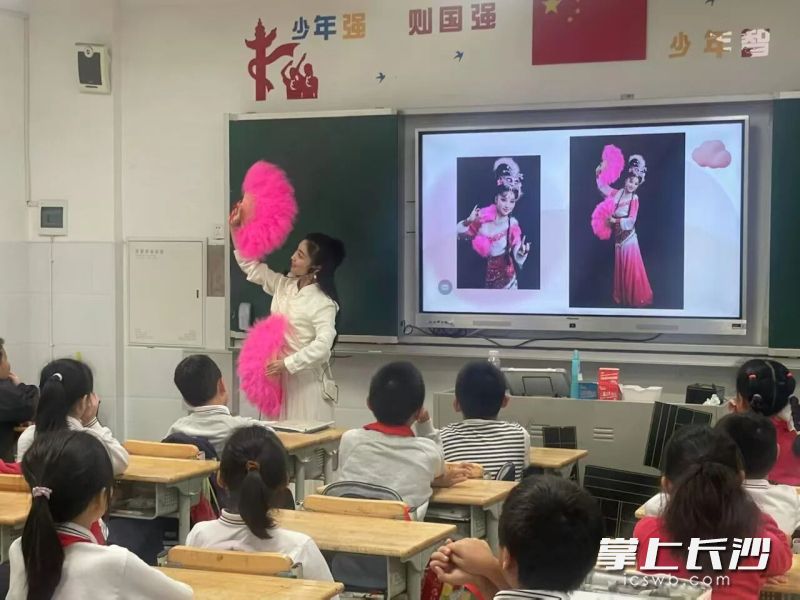 长沙市文明办的“圆梦工程”送教活动中，陈雨晴来到东郡第二小学课堂，给同学们带来一场生动的戏曲课。