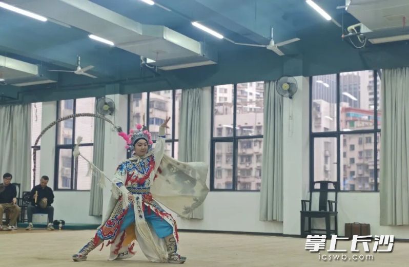 10月18日，长沙市雅礼中学2521班的同学们走进长沙市湘剧保护传承中心开启一场关于湘剧的文化寻根之旅。 均为通讯员供图