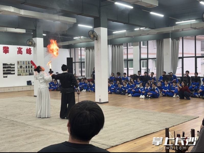 “吐火”绝技惊艳亮相。