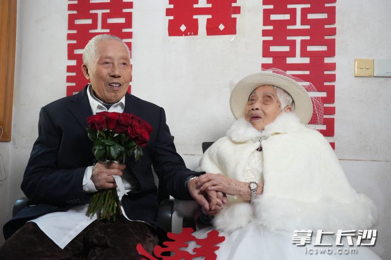 这对“200岁组合伉俪”终于圆了婚纱照梦。 均为长沙晚报全媒体记者林暘摄