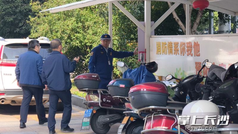 消防监督员对充电棚进行检查。 长沙晚报通讯员 熊方圆 摄