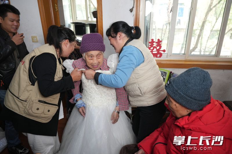 志愿者们为拍摄做准备。