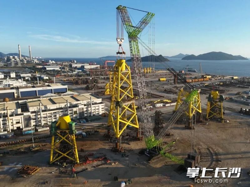 中联重科4000吨履带起重机正在吊装。受访者供图