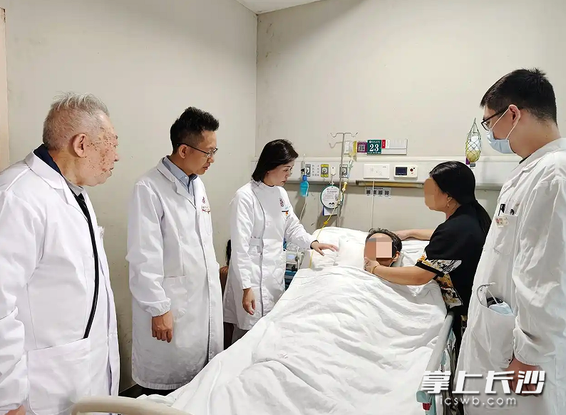 湖南省人民医院吴金术教授、段小辉主任、李霞护士长等查看刘先生术后恢复情况。 长沙晚报通讯员 梁辉 供图 湖南省人民医院吴金术教授、段小辉主任、李霞护士长等查看刘先生术后恢复情况。 长沙晚报通讯员 梁辉 供图
