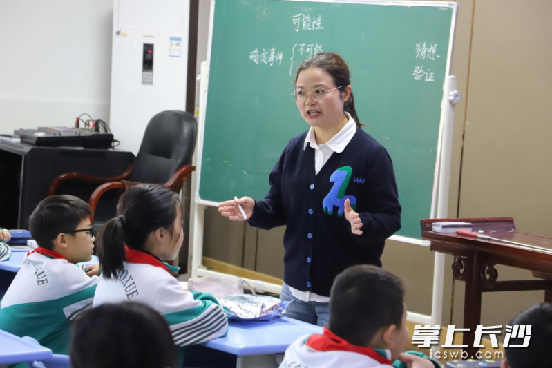 赛课活动中,一位老师给同学们上课。 赛课活动中,一位老师给同学们上课。