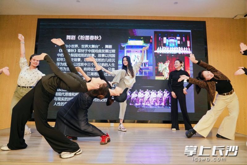 现场观众互动体验。 现场观众互动体验。