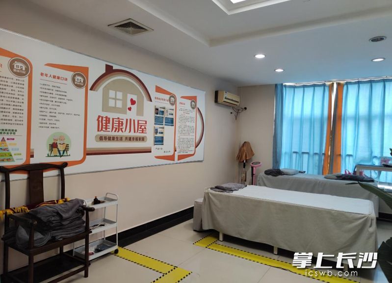社区养老服务站内的“健康小屋”。 社区养老服务站内的“健康小屋”。