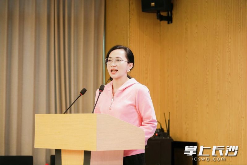 龚倩教授作讲座。 龚倩教授作讲座。