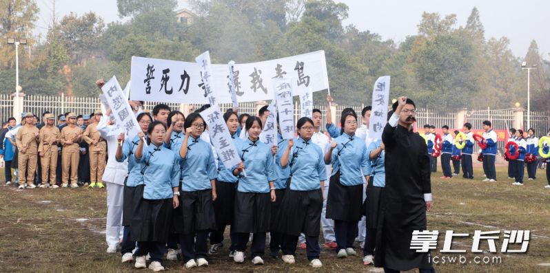 同学们的情景剧表演。 同学们的情景剧表演。