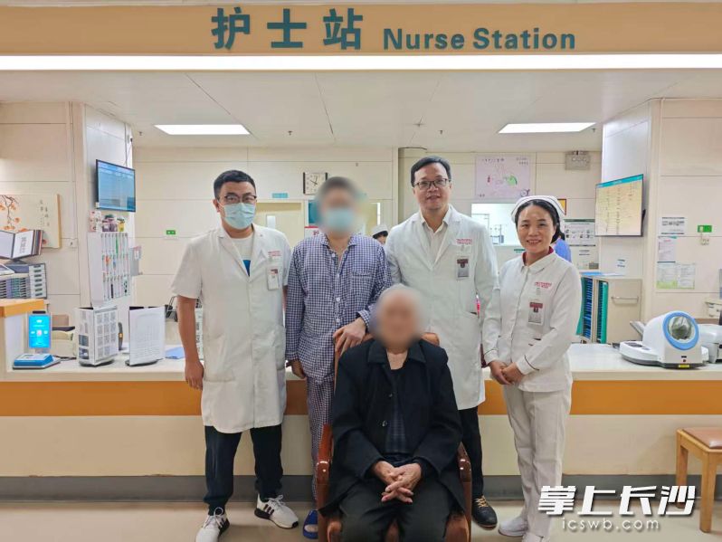 目前,父子俩均已平安出院,开启了人生的新篇章。出院前父子俩跟医疗组合影。 长沙晚报通讯员 朱笔嵩 摄 目前,父子俩均已平安出院,开启了人生的新篇章。出院前父子俩跟医疗组合影。 长沙晚报通讯员 朱笔嵩 摄