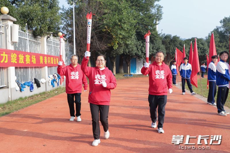 本次火炬接力阵容涵盖学校各科教师代表、后勤员工、德育助理、生活老师、保安、学生、家长及首席名师代表。 本次火炬接力阵容涵盖学校各科教师代表、后勤员工、德育助理、生活老师、保安、学生、家长及首席名师代表。