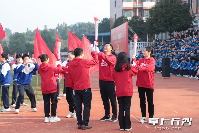 10位来自不同岗位的火炬手依次接力,其中国际奥赛金牌教练天团的惊艳亮相。 均为长沙晚报通讯员韦群摄 10位来自不同岗位的火炬手依次接力,其中国际奥赛金牌教练天团的惊艳亮相。 均为长沙晚报通讯员韦群摄