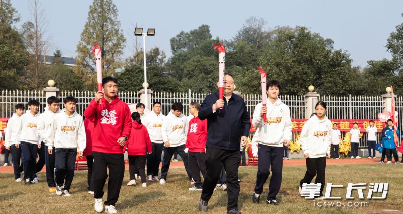 学校党支部书记、校长杨志伟点燃主火炬。 学校党支部书记、校长杨志伟点燃主火炬。
