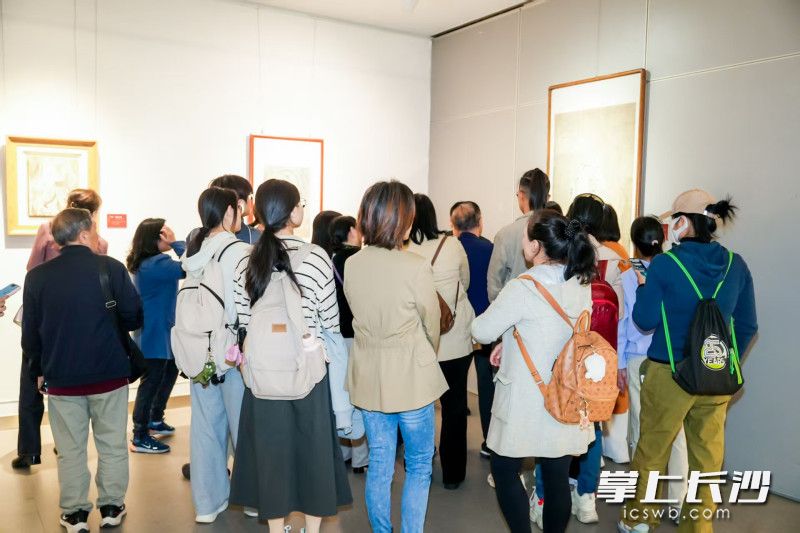 展厅人头攒动。