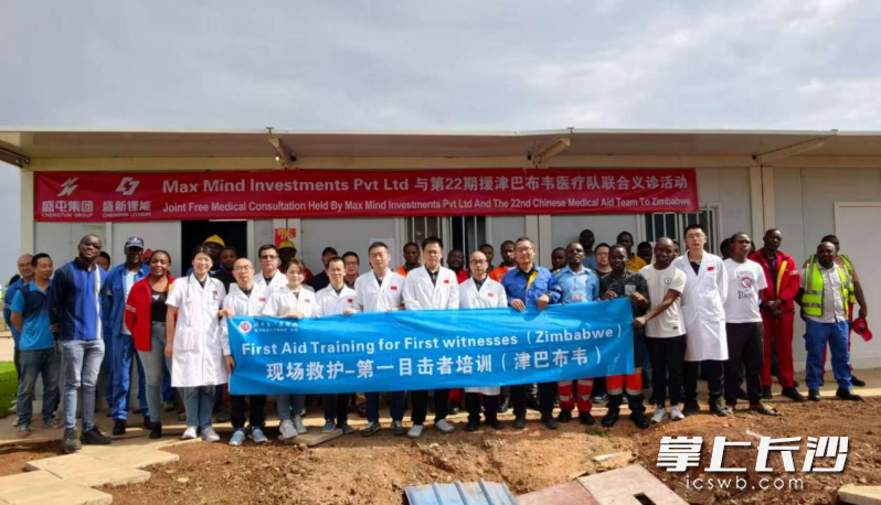 医疗队与矿山工作人员合影。均为通讯员供图