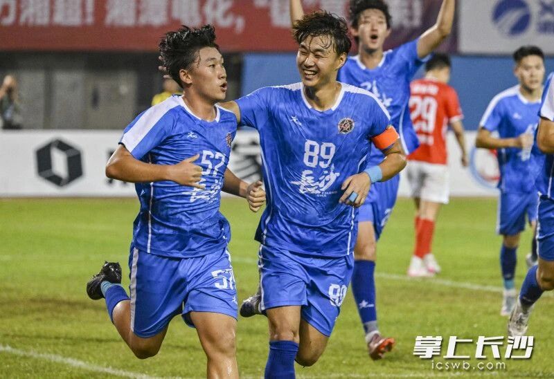 9月28日，湘超第三轮，长沙队客场对阵湘潭队，17岁的李悦宁（左）为长沙队先下一城。王志伟 余劭劼 摄