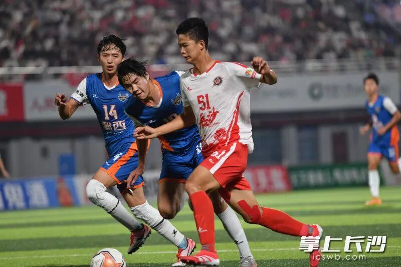 10月4日晚，“湘超”联赛第四轮比赛，长沙队在客场挑战湘西队。来自长沙麓山国际实验学校足球队的51号杨椰文（右）在比赛中突破。王志伟 摄