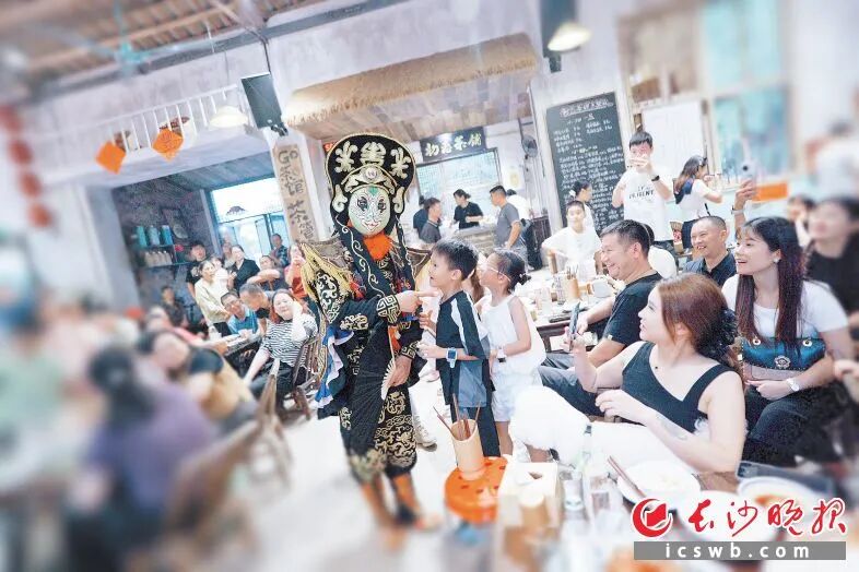 这个国庆中秋假期,长沙县开慧镇的“初恋茶馆”彻底火了,日均排号超过800桌。星沙时报记者 章帝 摄 这个国庆中秋假期,长沙县开慧镇的“初恋茶馆”彻底火了,日均排号超过800桌。星沙时报记者 章帝 摄