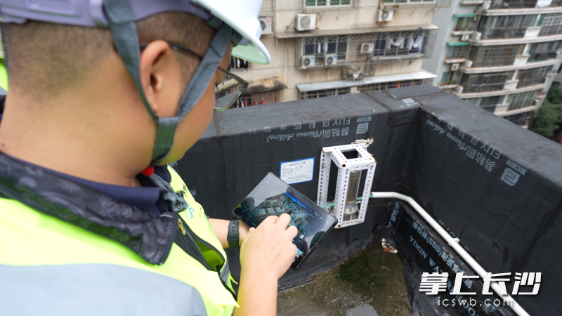 房屋的三维模型清晰直观地呈现在电脑屏幕上,各项监测数据实时更新,系统还会自动对比历史数据。 房屋的三维模型清晰直观地呈现在电脑屏幕上,各项监测数据实时更新,系统还会自动对比历史数据。