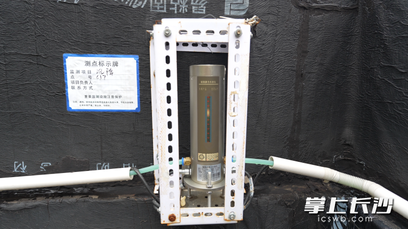 监测方案重点关注房屋的倾斜、沉降、裂缝、水平位移和振动5项关键健康指标,图为监测沉降的设备。 监测方案重点关注房屋的倾斜、沉降、裂缝、水平位移和振动5项关键健康指标,图为监测沉降的设备。