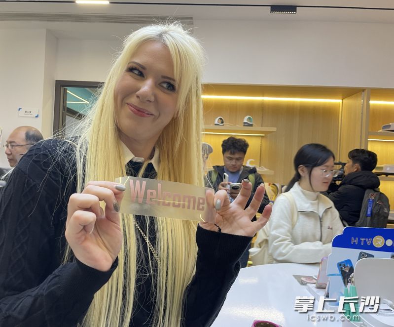 来自英国的创作者苏菲展示她的作品。