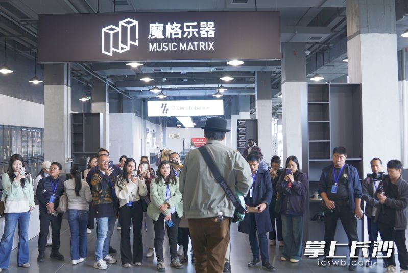 海外媒体人在幻音科技聆听吉他演奏。 均为长沙晚报全媒体记者张馨以、谈诗谊摄