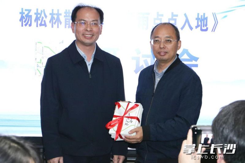 杨松林向母校湖南毛泽东文学院赠书。均为主办方供图