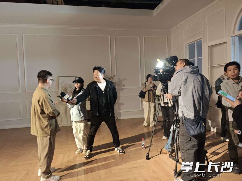 媒体老师在现场采访微短剧拍摄导演。 媒体老师在现场采访微短剧拍摄导演。