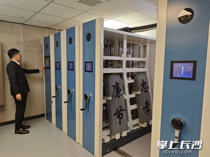 宏瑞文博的文物库房内,公司负责人正在操作由该公司开发的智能文物展柜。均为星沙时报全媒体记者 杨源 摄 宏瑞文博的文物库房内,公司负责人正在操作由该公司开发的智能文物展柜。均为星沙时报全媒体记者 杨源 摄