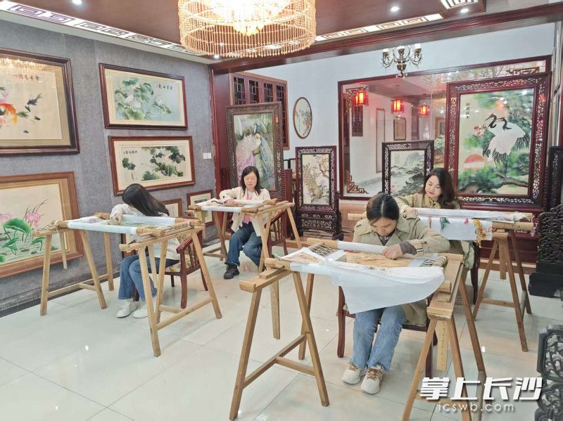 位于湘龙街道的湘绣城内,湖南金霞湘绣有限公司的绣娘们正在飞针走线。 位于湘龙街道的湘绣城内,湖南金霞湘绣有限公司的绣娘们正在飞针走线。