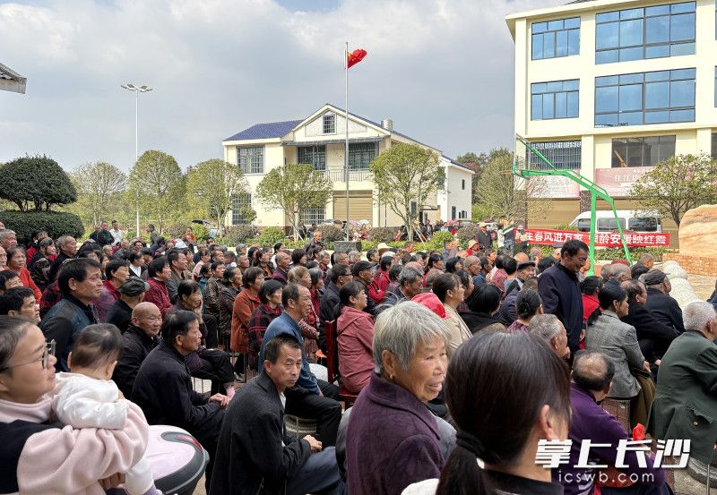 村民在家门口看大戏。 村民在家门口看大戏。