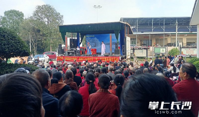 送戏下乡让农村老人快乐过重阳。 均为长沙晚报通讯员易胜军摄 送戏下乡让农村老人快乐过重阳。 均为长沙晚报通讯员易胜军摄