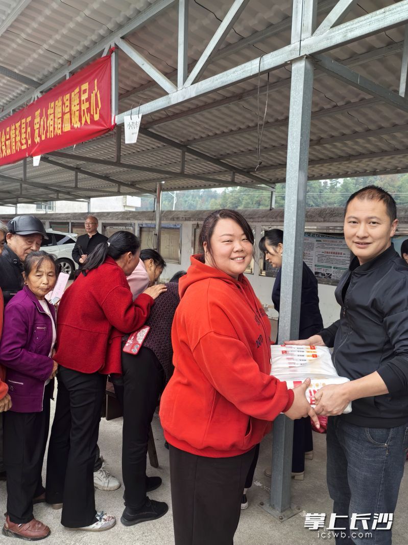 重阳节送长寿面的活动,让星石村的脱贫户们乐开怀。均为长沙晚报通讯员周晟摄 重阳节送长寿面的活动,让星石村的脱贫户们乐开怀。均为长沙晚报通讯员周晟摄