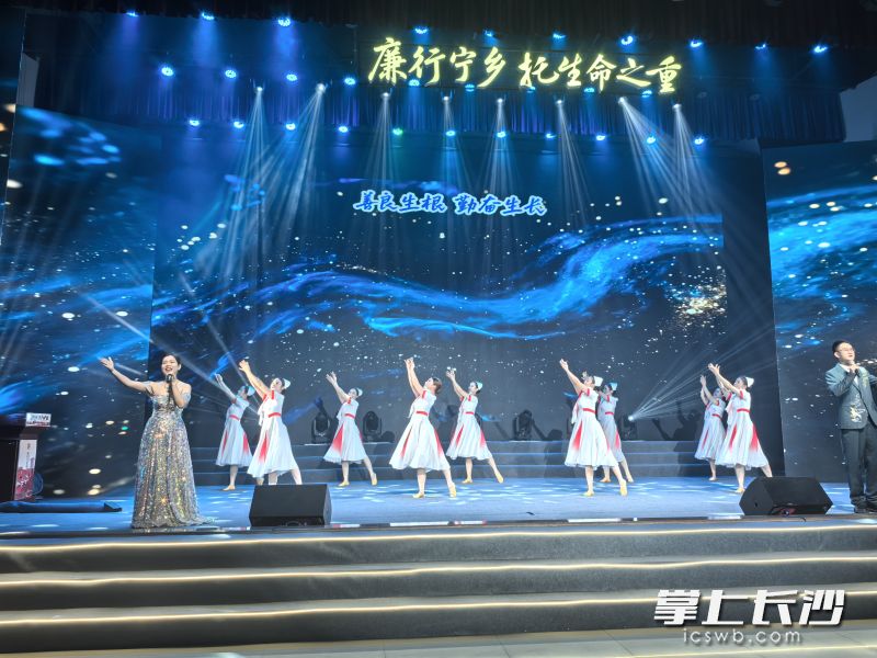 现场表演。 现场表演。