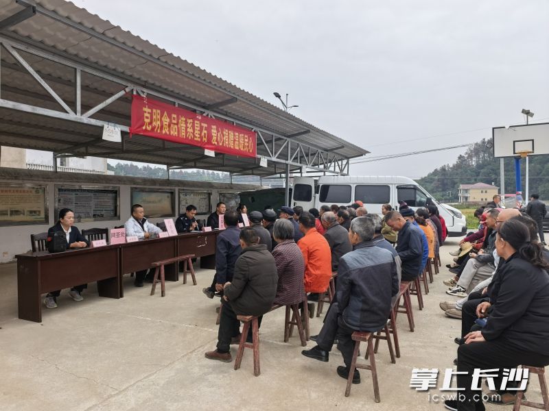 老粮仓镇星石村把服务搬到村民家门口,现场开展农村土地第二轮延包集中网签工作。 老粮仓镇星石村把服务搬到村民家门口,现场开展农村土地第二轮延包集中网签工作。