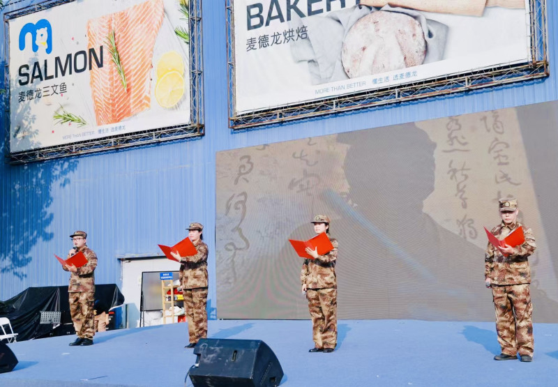 麦德龙超市标志性的蓝色外墙成为了东风大舞台双拥剧场的独特背景。  麦德龙超市标志性的蓝色外墙成为了东风大舞台双拥剧场的独特背景。