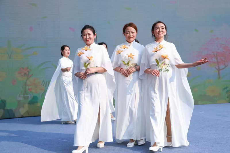 四方坪的文艺爱好者都能登台展才艺。均为长沙晚报通讯员 张欢 供图 四方坪的文艺爱好者都能登台展才艺。均为长沙晚报通讯员 张欢 供图