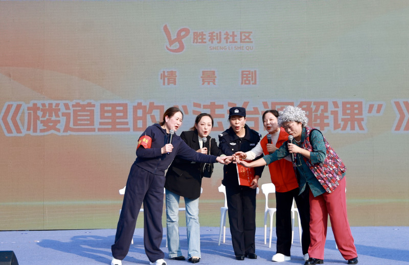 街坊邻居将身边故事演绎成鲜活的情景剧。 街坊邻居将身边故事演绎成鲜活的情景剧。