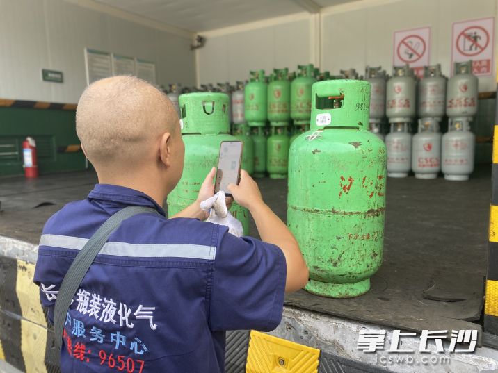 长沙1200余名送气工由“散兵游勇”向产业工人转变。长沙晚报全媒体记者 唐朝昭 摄 长沙1200余名送气工由“散兵游勇”向产业工人转变。长沙晚报全媒体记者 唐朝昭 摄