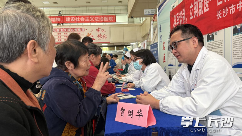 医护人员耐心向群众讲解关于卒中发病前的警惕信号。 医护人员耐心向群众讲解关于卒中发病前的警惕信号。