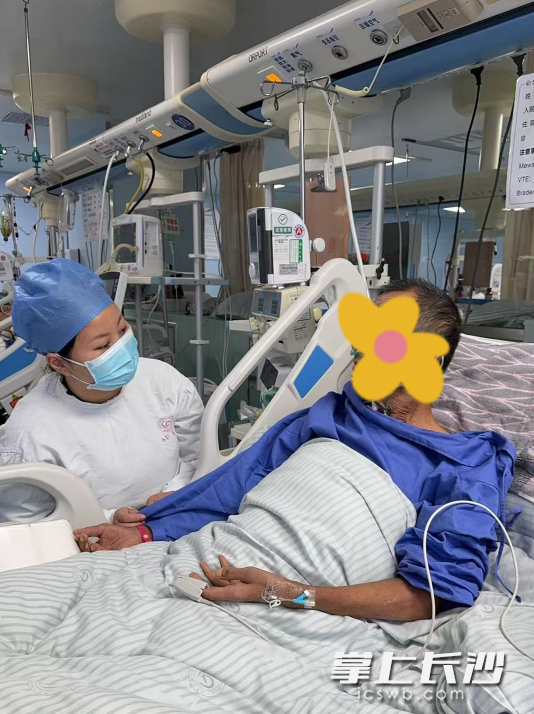 护理团队推出“每日陪伴”举措,让患者感受到被尊重和关爱。 护理团队推出“每日陪伴”举措,让患者感受到被尊重和关爱。