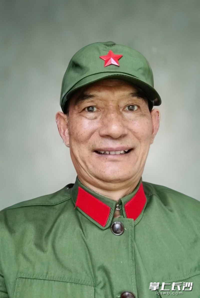 生前,周美生穿上绿军装自拍了一张照片,家人们也珍藏着他的这一张照片。 均为长沙晚报通讯员杨丽红、潘爱华供图 生前,周美生穿上绿军装自拍了一张照片,家人们也珍藏着他的这一张照片。 均为长沙晚报通讯员杨丽红、潘爱华供图