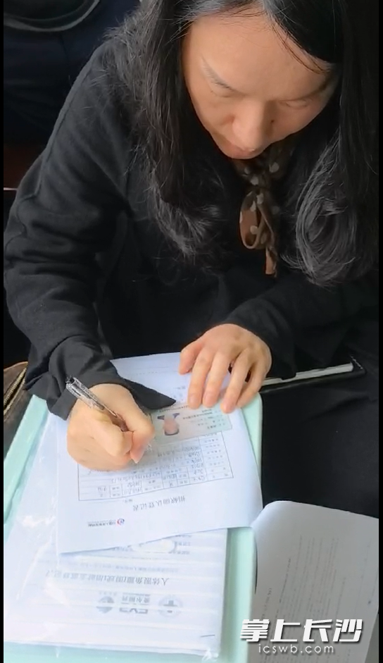 周美生的女儿在捐献确认表上签字。 周美生的女儿在捐献确认表上签字。