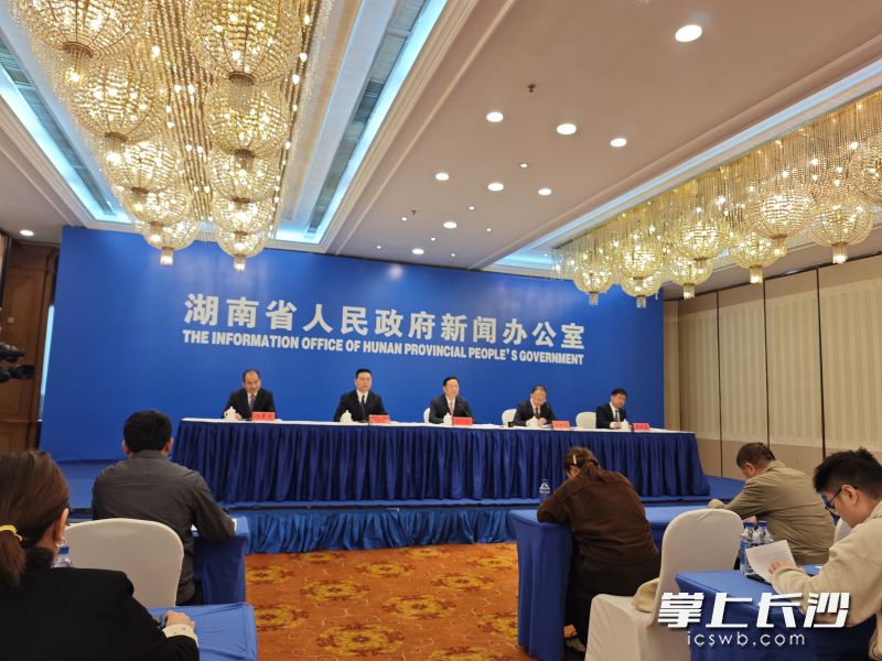 10月29日,湖南省人民政府新闻办公室举行“湖南‘十四五’答卷系列主题新闻发布会”益阳专场。 长沙晚报全媒体记者 岳霞 摄 10月29日,湖南省人民政府新闻办公室举行“湖南‘十四五’答卷系列主题新闻发布会”益阳专场。 长沙晚报全媒体记者 岳霞 摄