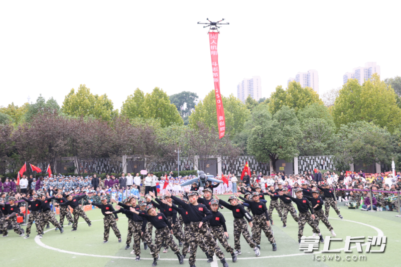 无人机“小伙伴”登场,助力学子们的表演。 无人机“小伙伴”登场,助力学子们的表演。